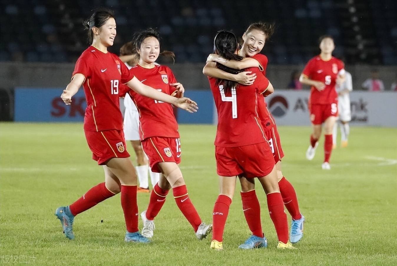 包含中国女足实现逆袭，赢得不屈荣誉的词条