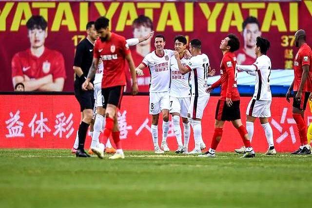 上港对恒大：顶级对决引球迷狂热